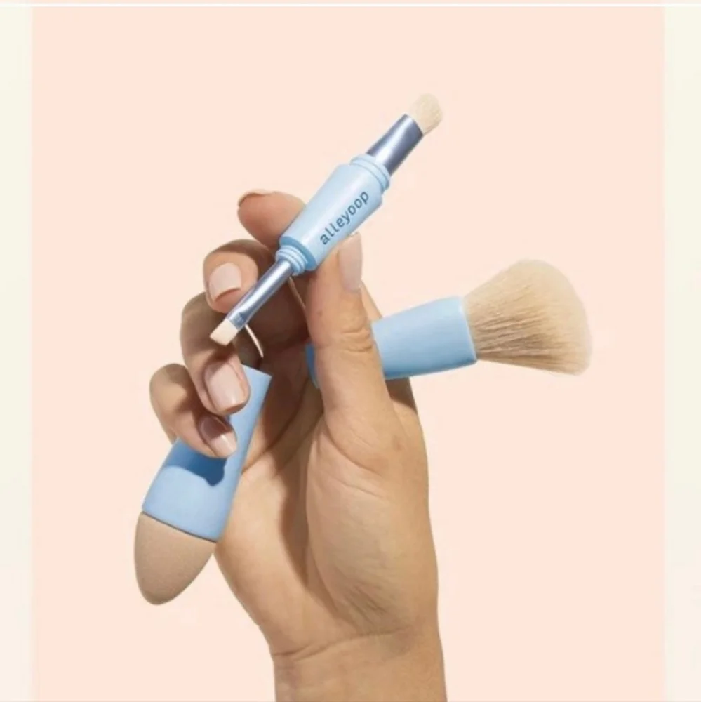 🆕️🥳🥳HOST PICK 🥳Alleyoop multi-tasker 4-in-1 makeup brush